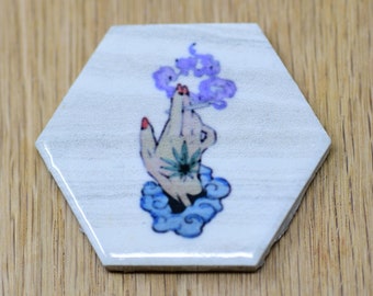 Elegante mano sosteniendo un porro con humo púrpura y nubes azules hemacal hexagonal imán de baldosas de cerámica, imán de olla, imán de manos, regalo de limpieza de la casa