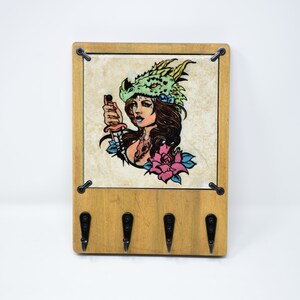The Dragon Slayer Lady weibliches Holz Schlüsselbrett für die Wand mit veränderbaren Keramikfliesen, Eingangsbereich Organizer, Holzregal mit Haken