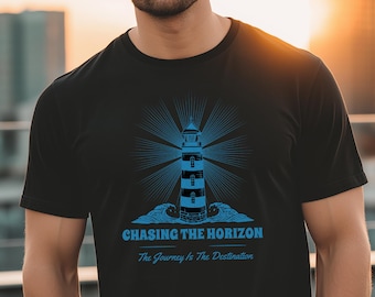 Chasing the Horizon Shirt Männer, Leuchtturm T-Shirt Nordsee, Moin Moin Shirt, Geschenk für Küstenliebhaber, Meer Shirt Herren, Outdoor Look