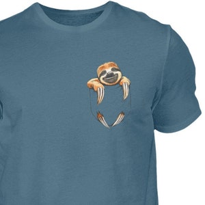 Faultier in der Tasche Herren T-shirt, Lustige Grafik, Tiermotiv Shirt Mann, Tier Druck, Witziges Motiv T shirt, Lustiges Geschenk Mann