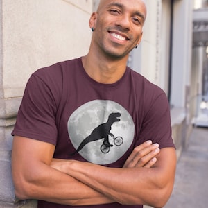 Dino avec vélo et lune T-shirt homme graphique alternatif chemise drôle homme image 2