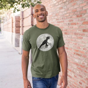Dino avec vélo et lune T-shirt homme graphique alternatif chemise drôle homme image 4