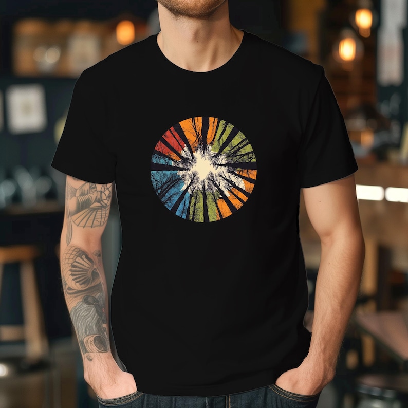 Może przedstawiać: Czarny t-shirt z kolorowym, okrągłym wzorem przedstawiającym widok drzew od dołu. Wz&oacute;r przypomina kalejdoskop.