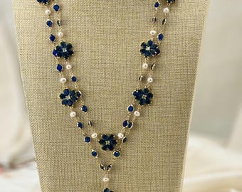 Halsband med blått blommigt barockpärl, berlock med 18k guldplätering