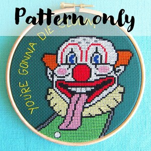 Puede incluir: Patrón de punto de cruz en un aro de madera con la cara de un payaso colorido con nariz roja, ojos azules y una larga lengua rosa. El texto "YOU'RE GONNA DIE CLOWN" y "Pattern only" están incluidos.