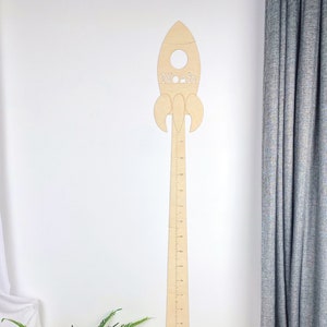 Rakete Messlatte-personalisierte Messlatte aus Holz- Space Nursery Decor-Baby-Duschegeschenk