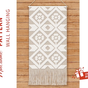 Peut inclure: Une suspension murale en macramé blanche avec un motif géométrique de fleurs et de diamants. La suspension est réalisée avec un cordon naturel et possède une frange en bas. Elle est suspendue à un mur en bois.