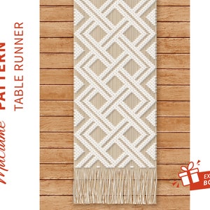 K&ouml;nnte beinhalten: Wei&szlig;er Makramee-Tischl&auml;ufer mit geometrischem Diamantenmuster und Fransen auf einem Holzgrund. Der Text "Macrame Pattern Table Runner" befindet sich auf der linken Seite des Bildes.