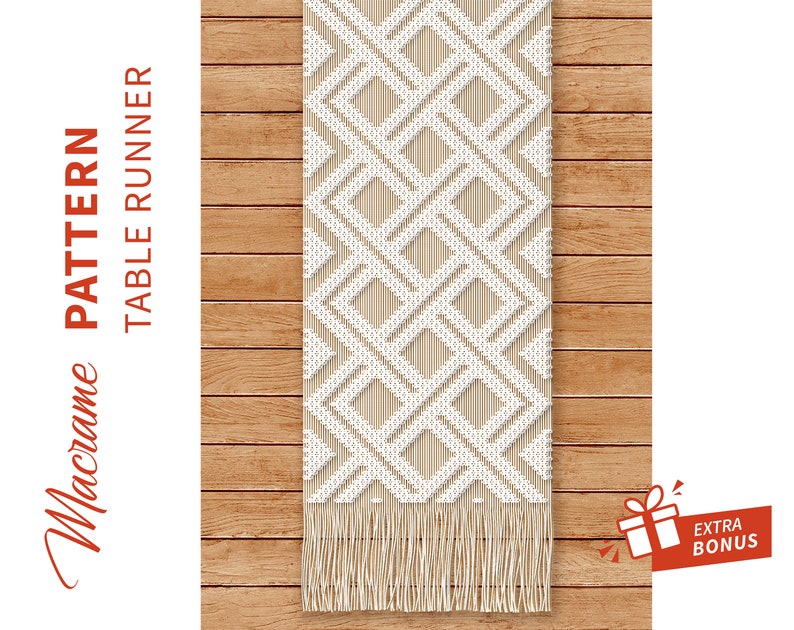 K&ouml;nnte beinhalten: Wei&szlig;er Makramee-Tischl&auml;ufer mit geometrischem Diamantenmuster und Fransen auf einem Holzgrund. Der Text "Macrame Pattern Table Runner" befindet sich auf der linken Seite des Bildes.