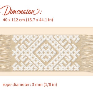 Op de afbeelding: Een witte macram&eacute; wandhanger met een geometrisch patroon. De wandhanger is gemaakt van dik touw en meet 40 x 112 cm (15,7 x 44,1 inch). De touwdiameter is 3 mm (1/8 inch).