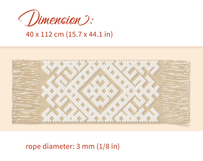 Op de afbeelding: Een witte macram&eacute; wandhanger met een geometrisch patroon. De wandhanger is gemaakt van dik touw en meet 40 x 112 cm (15,7 x 44,1 inch). De touwdiameter is 3 mm (1/8 inch).