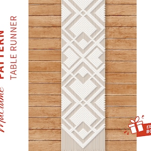 以下が含まれることがあります： 木製の背景に、幾何学的なダイヤモンド模様の白いマクラメテーブルランナー。画像の左側に「Macrame PATTERN TABLE RUNNER」というテキストがあります。画像の右側に、「EXTRA BONUS」というテキストの入った赤と白のギフトボックスがあります。