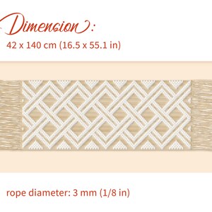 K&ouml;nnte beinhalten: Ein wei&szlig;er und beiger Makramee-Wandbehang mit einem Rautenmuster. Der Wandbehang ist 42 cm x 140 cm gro&szlig; und der Seildurchmesser betr&auml;gt 3 mm.