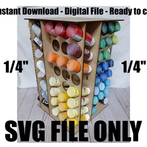 Op de afbeelding: Een houten verfpotorganizer met meerdere cirkelvormige openingen voor het vasthouden van verfpotten. De organizer is gelabeld met "SVG FILE ONLY" en "Instant Download - Digital File - Ready to cut". De organizer is 0,64 cm dik.