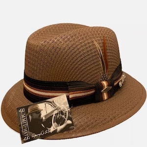 Sombrero marrón característico de Danny De La Paz