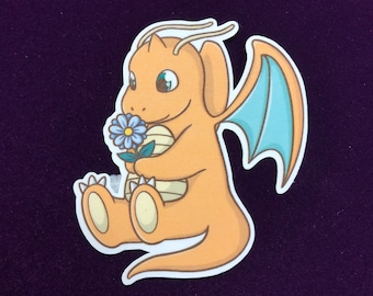 Könnte beinhalten: Ein Cartoon-Aufkleber eines hellorangen Drachen, der eine blaue Blume hält. Der Drache hat einen hellblauen Flügel und einen hellorangen Körper.