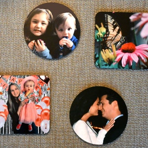 Juego de 4 posavasos personalizados de cartón duro, redondos o cuadrados, con fotos y base de corcho, con arte personalizado y regalos personalizados.