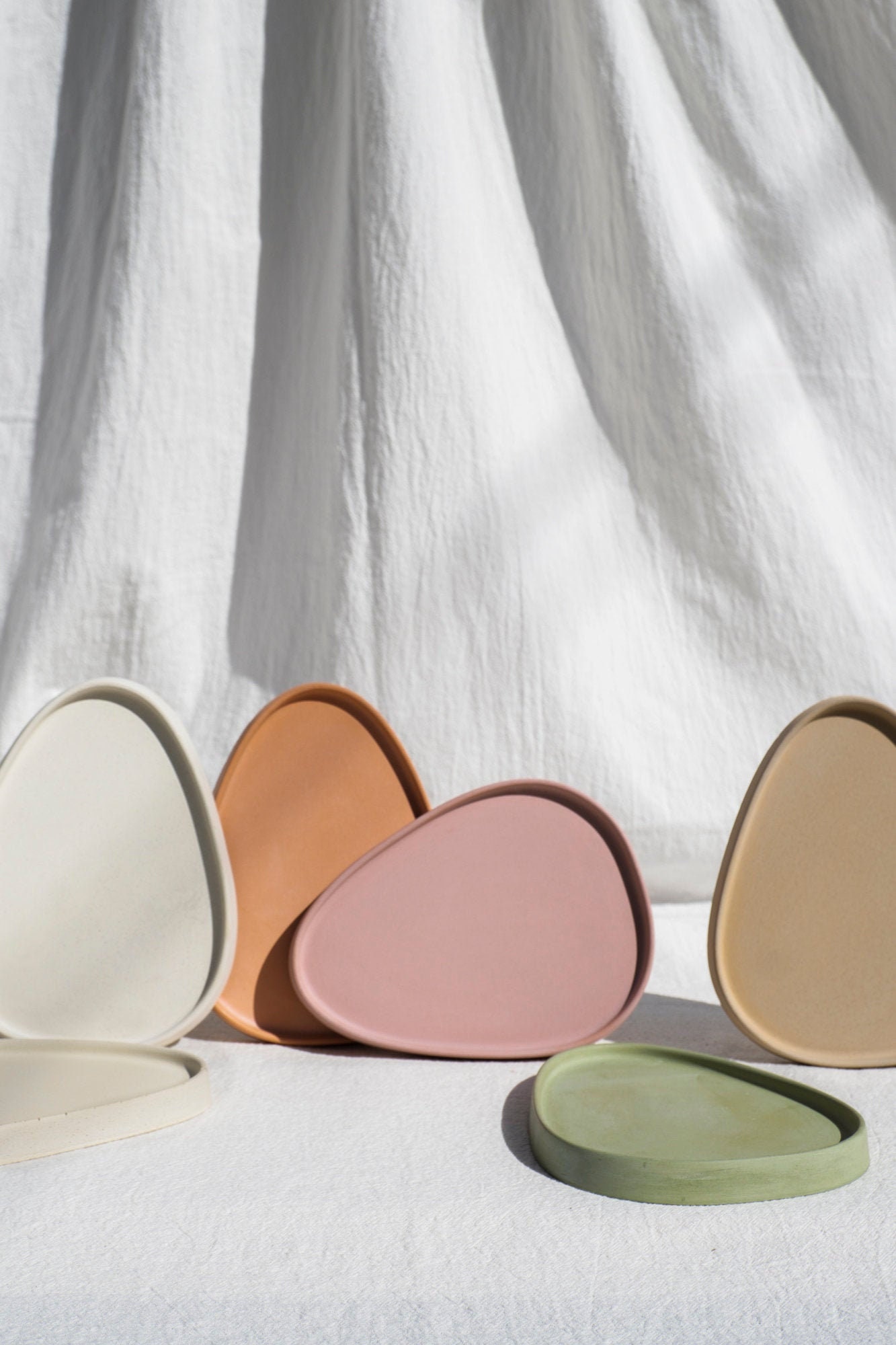 Plateau Moyenne Adella| Plateau en Béton| Moyen| Irrégulier| Pastel Asymétrique | de Décorations| Gi