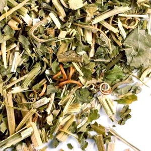Puede incluir: Una colecci&oacute;n de material bot&aacute;nico seco que consiste en hojas verdes fragmentadas, tallos fibrosos de color tostado claro y peque&ntilde;os zarcillos marrones rizados. La mezcla presenta diversas texturas y tonos de verde, marr&oacute;n y beige en un mont&oacute;n.