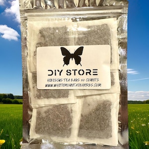 Op de afbeelding: Een witte hersluitbare zak met een vlinderlogo en de tekst "DIY STORE" erop gedrukt. De zak bevat 30 individuele theezakjes met hibiscus thee. De tekst "HIBISCUS TEA BAGS 30 COUNTS" en "WWW.WHITEMOUNTAINHERBS.COM" staat op de zak gedrukt.
