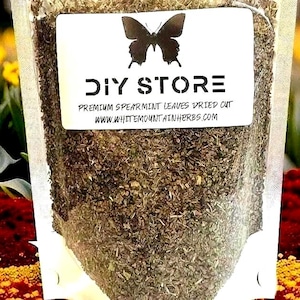 Hojas de menta verde cortadas secas y silvestres ~ Mentha spicata