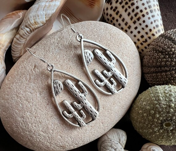 Cactus earrings, Cactus studs, Tiny studs, Dainty studs, Minimalist earrings, Delicate Studs, Silver Cactus Studs, Dainty earrings