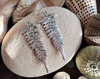 Handgjorda örhängen i sterlingsilver med lövmotiv, fina bohemiska hippiesmycken, eleganta accessoarer, unika örhängen i lövmotiv, present till henne