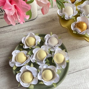 Mini White Flowers Decorations Wrapper For Holding Chocolate
