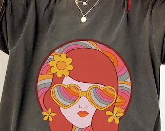 Maglietta retrò di San Valentino, maglietta da ragazza anni '70, occhiali da sole con grafica a forma di cuore, top hippie con fiori, regalo per il giorno di San Valentino, Comfort Colors® Vintage