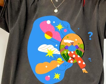 Maglietta "Questioning Mind", maglietta con arte surreale, grafica astratta Comfort Colors®, regalo per il benessere mentale del viaggio interiore, regalo per lei