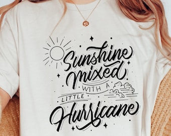 Maglietta "Sunshine Mixed With A Little Hurricane", maglietta con citazione "Forte Donna", regalo per la salute mentale, maglietta con vibrazioni positive, arte estetica Comfort Colors®