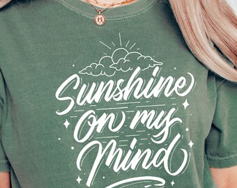 Maglietta Sunshine On My Mind, maglietta con citazione positiva, grafica estiva da spiaggia, regalo per la salute mentale, top estetico Comfort Colors®, arte Happy Vibes