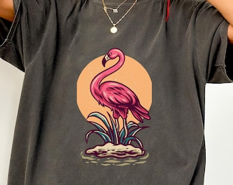 Maglietta vintage con fenicotteri, maglietta con grafica tropicale retrò, atmosfera estiva da spiaggia, top estetico Comfort Colors®, regalo per gli amanti degli uccelli, stampa di animali rosa
