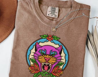 Maglietta con pantera tatuata tradizionale, maglietta grafica old school, maglietta con tigre retrò, abbigliamento boho audace, top vintage Comfort Colors® per lei