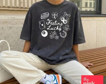 Maglietta Feeling Lucky Comfort Colors®, maglietta per il giorno di San Patrizio, maglietta con grafica scarabocchio per il giorno di San Patrizio, maglietta Y2K con dadi e palline 8