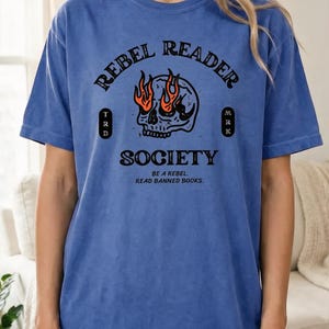 T-Shirt „Rebellischer Leser“, Grafik zum Thema „Verbotene Bücher lesen“, Protest gegen Zensur, Geschenk zur Woche der verbotenen Bücher, T-Shirt für Bibliothekare, T-Shirt für Bücherliebhaber