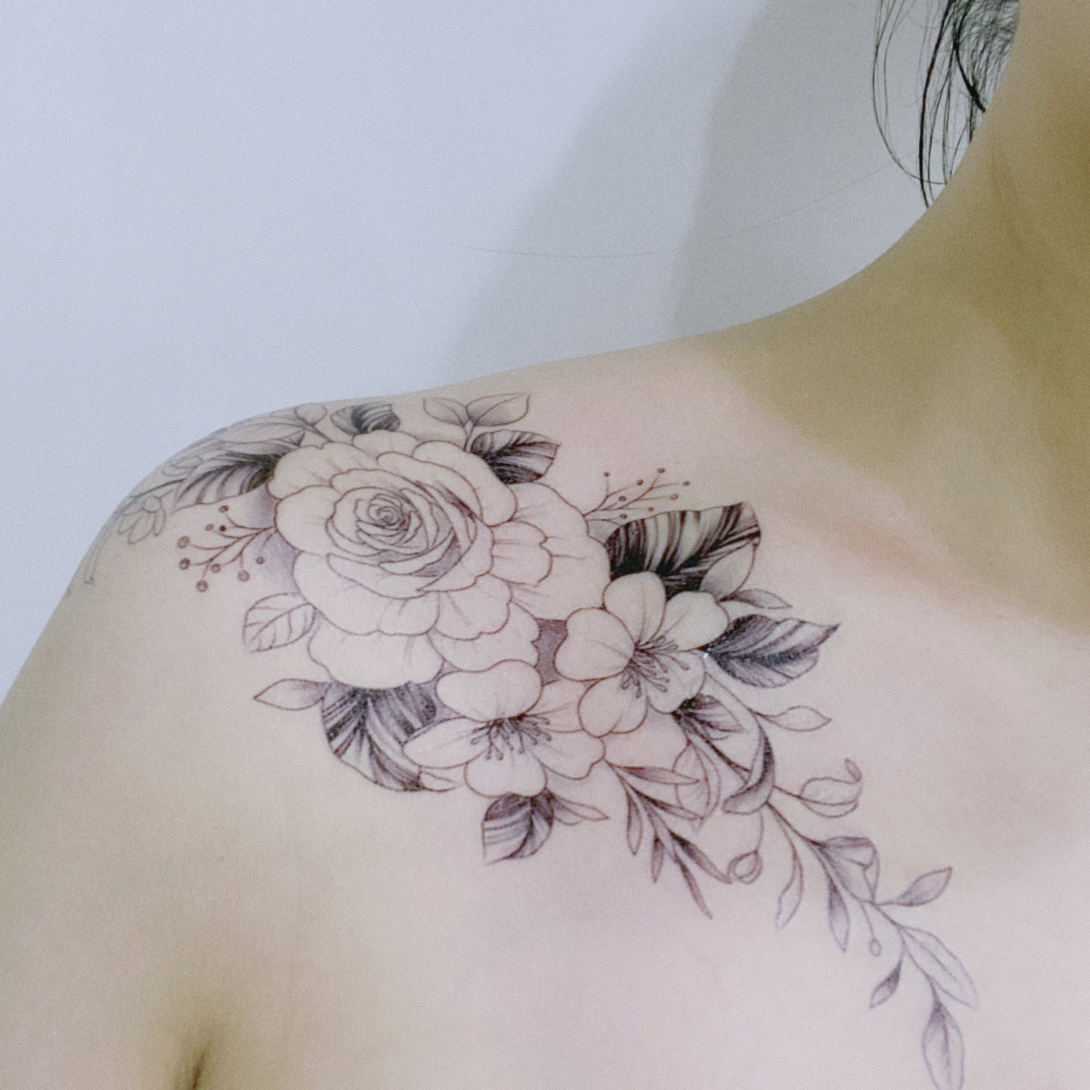 Aggregate more than 86 realistic flower tattoos black and white best ...