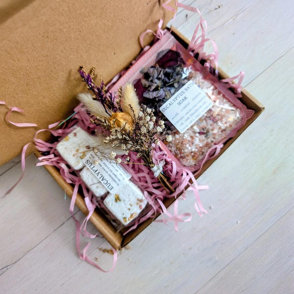 Mini Self-Care Kit: Aromatherapy Shower Steamers, Luxury Bath Soak & Dried Flower Posy