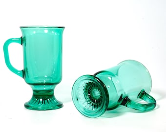 Par vintage Anchor Hocking gröna glasmuggar med fot | Retro dricksglas från mitten av århundradet