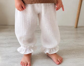Pantalones suaves de doble gasa para niños con dobladillo con volantes. Pantalones deportivos de muselina para bebés. Corte holgado estilo boho. Tobillo elástico.