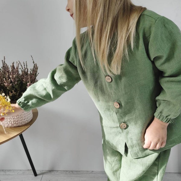 Ensemble de vêtements en lin rustique fait main pour enfant : chemise boutonnée et pantalon de jogging. Linge de maison de style champêtre