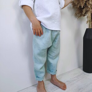 Pantalones de lino sencillos para niños. Pantalones unisex, pantalones de verano para bebé, pantalones de lino azul empolvado para niño o niña, estilo bohemio casual, pantalones harén neutros.