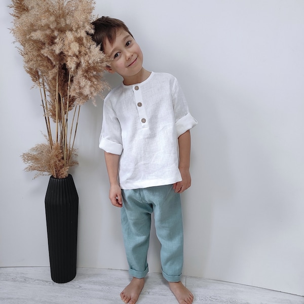Ensemble bébé garçon en lin bio Pantalon bleu et chemise blanche Costume rustique Harem pour tout-petit Vêtements durables pour enfants Tenue d'été pour tout-petits Handmad