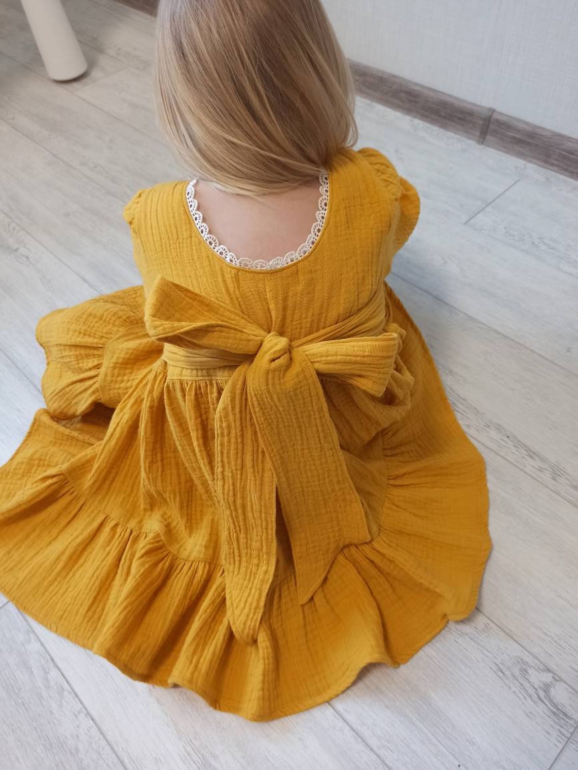 Senffarbenes Babykleid aus Musselin. Kinderkleid mit Ärmel. | Etsy