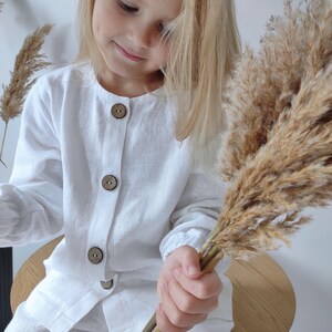 Conjunto de bebé de lino blanco con camisa y pantalón. Ropa infantil de lino minimalista de estilo rústico. Ropa orgánica para bebé, pantalón y camisa de manga larga. imagen 4