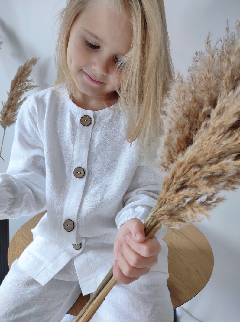 Conjunto de bebé de lino blanco con camisa y pantalón. Ropa infantil de lino minimalista de estilo rústico. Ropa orgánica para bebé, pantalón y camisa de manga larga. imagen 4