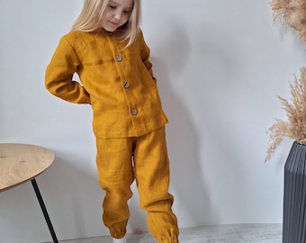 Conjunto bebé de lino, camisa y pantalón, ropa infantil de lino estilo rústico Mostaza. Ropa de bebé orgánica, ropa de lino, pantalón y camisa de manga larga.