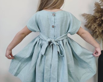 Abito da ragazza in lino semplicemente naturale, abito da bambino biologico, abiti da bambino blu polverosi, abito estivo per bambini, stile boho casual da ragazza, abito rustico