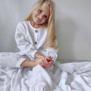 Conjunto de bebé de lino blanco con camisa y pantalón. Ropa infantil de lino minimalista de estilo rústico. Ropa orgánica para bebé, pantalón y camisa de manga larga. imagen 6