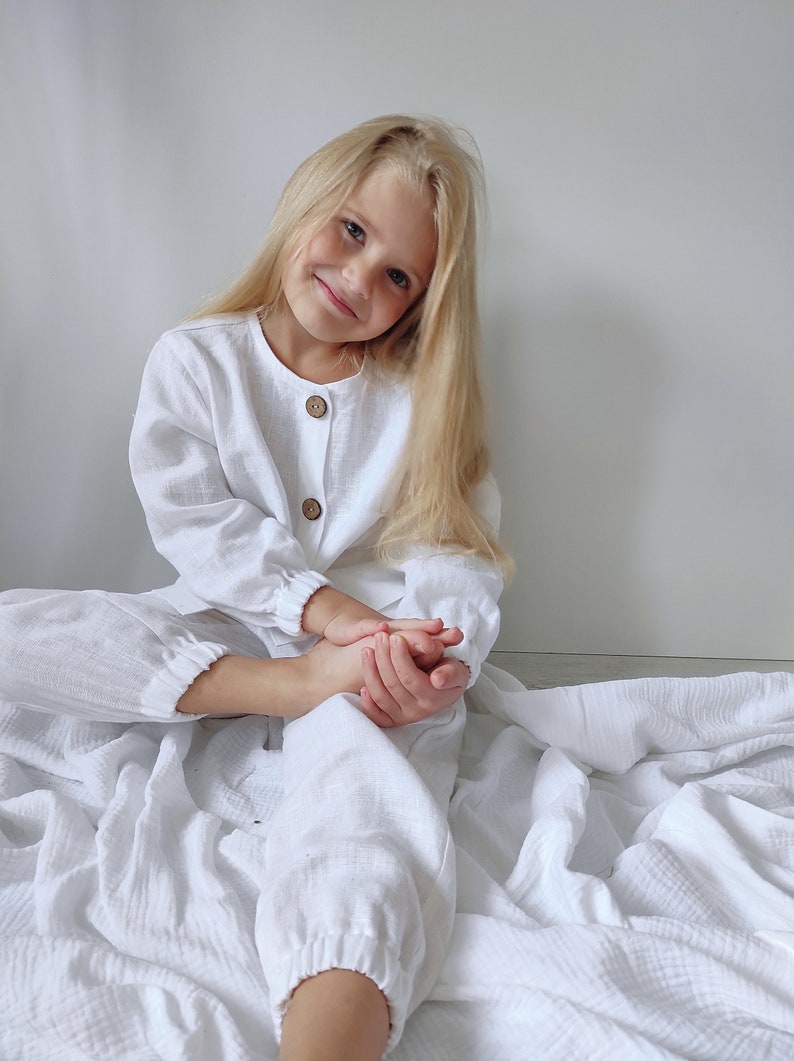 Conjunto de bebé de lino blanco con camisa y pantalón. Ropa infantil de lino minimalista de estilo rústico. Ropa orgánica para bebé, pantalón y camisa de manga larga. imagen 6